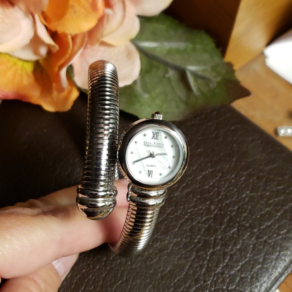 JOAN RIVERS Silver toned watch🌻🍂
